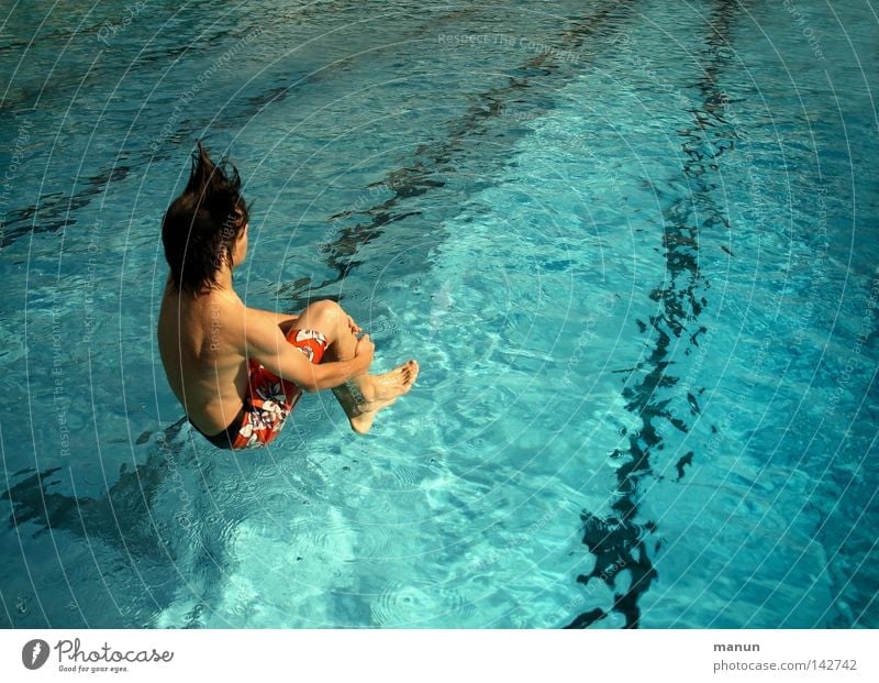 la bomba Freude Gesundheit Freizeit & Hobby Schwimmbad Jugendliche Leben Badehose springen sportlich positiv blau Lebensfreude Vorfreude