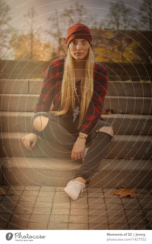 Chiara im Herbstlicht Lifestyle Stil schön ruhig Mensch feminin Junge Frau Jugendliche 1 18-30 Jahre Erwachsene Kunst Natur Treppe Mode Bekleidung Mütze