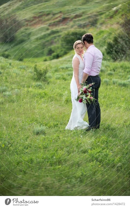 Braut und Bräutigam, Hochzeit, Boho Freude Sommer Berge u. Gebirge Feste & Feiern Mensch maskulin feminin Paar Partner Körper 2 Landschaft Frühling Blume Kleid