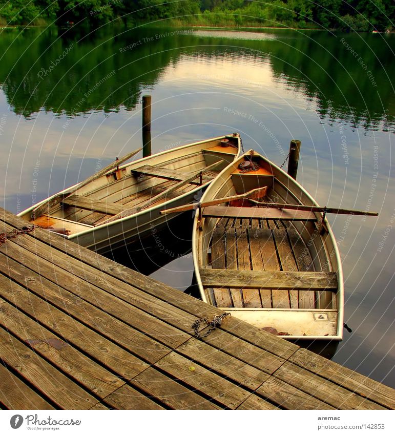 Endlich Ruhe Wasserfahrzeug Ruderboot ruhig Angeln Ferien & Urlaub & Reisen See Teich Gewässer Einsamkeit Holz Steg Sommer Spielen Reflektion Abend Natur alt