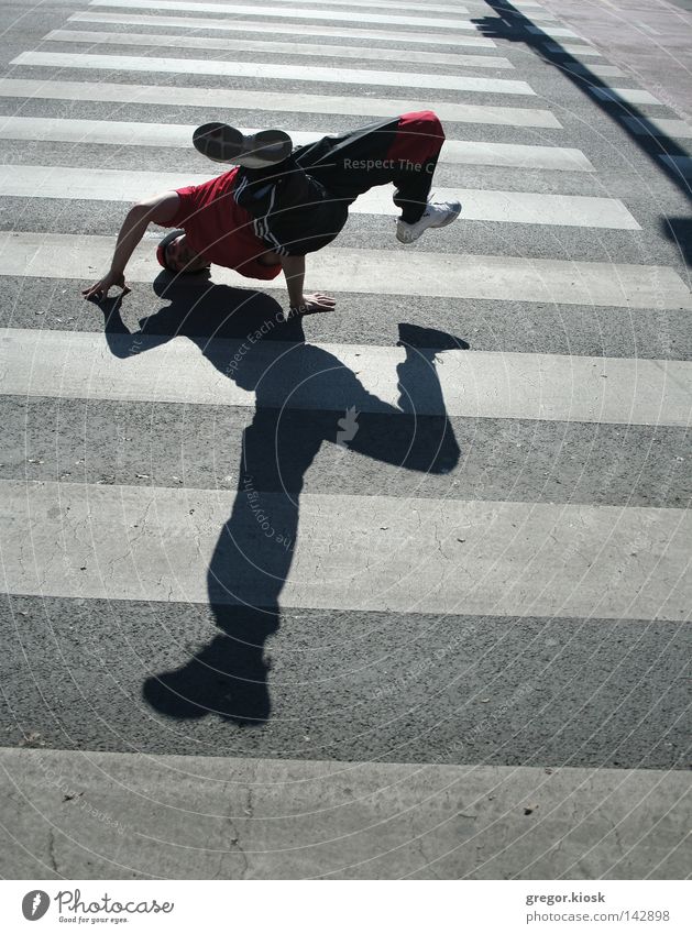 Breakdance Mann Tanzen Straßennamenschild Pause Zeichen weiß Wolken Pose super fliegen Freundlichkeit hell Zeug Anzug Hut schwarz rot Licht yo Rap Hüfte hüpfen