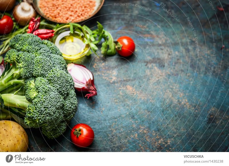 Brokkoli , Gemüse, roten Linsen mit Zutaten fürs Kochen Lebensmittel Salat Salatbeilage Getreide Kräuter & Gewürze Öl Ernährung Mittagessen Abendessen Büffet