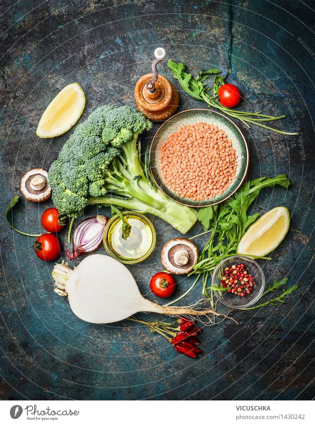 Frisches Gemüse und Zutaten mit roten Linsen für gesundes Kochen Lebensmittel Getreide Kräuter & Gewürze Öl Ernährung Bioprodukte Vegetarische Ernährung Diät
