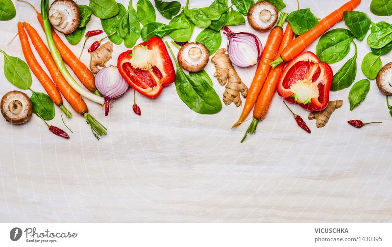 Frisches Gemüse für gesunde Ernährung und Kochen Lebensmittel Salat Salatbeilage Kräuter & Gewürze Mittagessen Abendessen Bioprodukte Vegetarische Ernährung