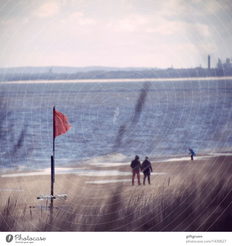 Strandspaziergang Spaziergang Meer Dünen Fahne Wind Sand Sandstrand Wasser Deutschland Ostsee