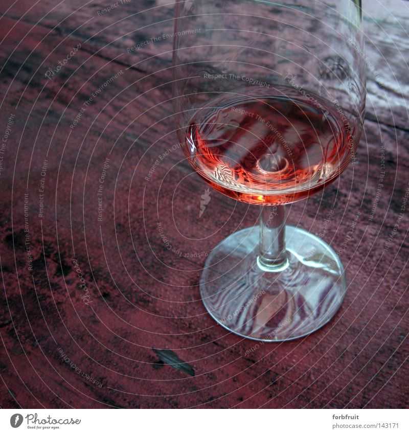 Saturosiertes Stillleben Glas Versuch Wein Alkohol Getränk Tisch Ordnung Strukturen & Formen Holz alt verwittert Oberfläche glänzend Reflexion & Spiegelung rot