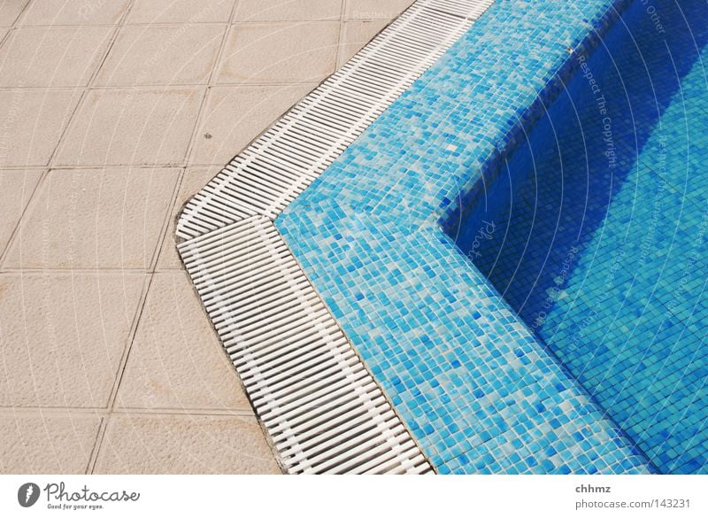 Pool Spielen Sommer Schwimmbad Wasser nass blau azurblau Fliesen u. Kacheln Ecke Am Rand Überleitung Wasserrinne Farbfoto Außenaufnahme Tag Beckenrand Abfluss