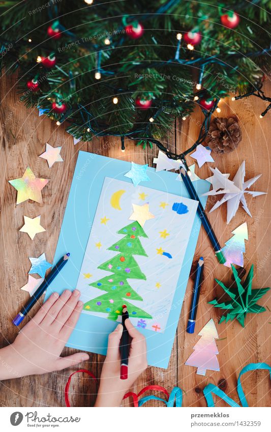 Mädchenzeichnung Weihnachtskarte mit Kiefer Handarbeit Dekoration & Verzierung Tisch Weihnachten & Advent Schere 1 Mensch Baum Papier Holz Ornament Kreativität