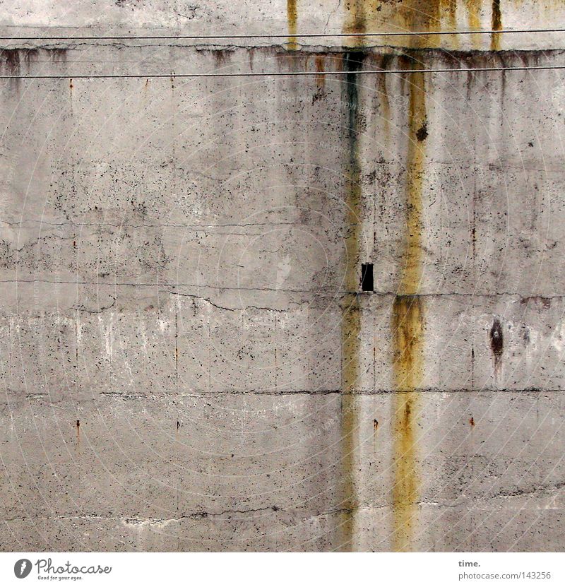 Innsbruck Anywhere Kabel Beton Rost kaputt trist braun grau Wand Loch Leitung Versorgung Elektrizität Nische Farbfoto Gedeckte Farben Detailaufnahme abstrakt