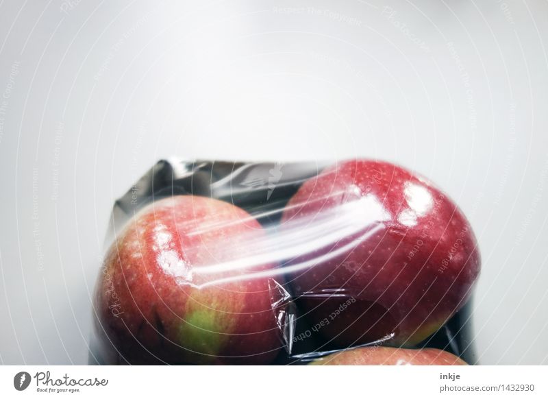 "bio"... Lebensmittel Frucht Apfel Ernährung Bioprodukte eingeschweißt Verpackung Kunststoffverpackung Folie Cellophan frisch Gesundheit lecker rund saftig rot
