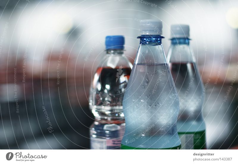 Mit oder ohne Wasser Trinkwasser Gewässer Getränk Wasserflasche Flasche Behälter u. Gefäße geschlossen Mineralwasser Mineralien Salz Meerwasser sprudelnd