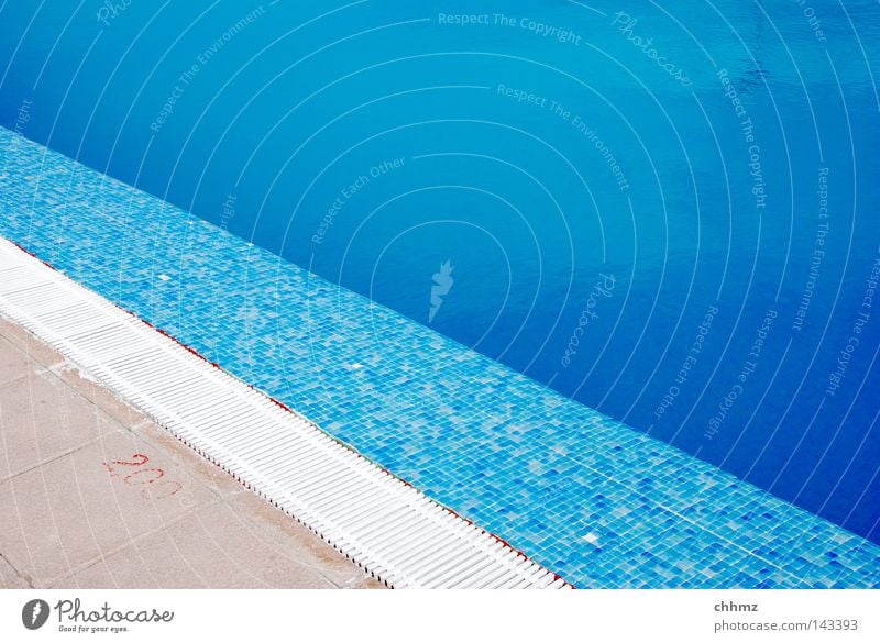 Diagonal Sommer Schwimmbad Wasser nass blau azurblau Fliesen u. Kacheln Ecke Am Rand Überleitung Wasserrinne Farbfoto Außenaufnahme Textfreiraum oben Tag