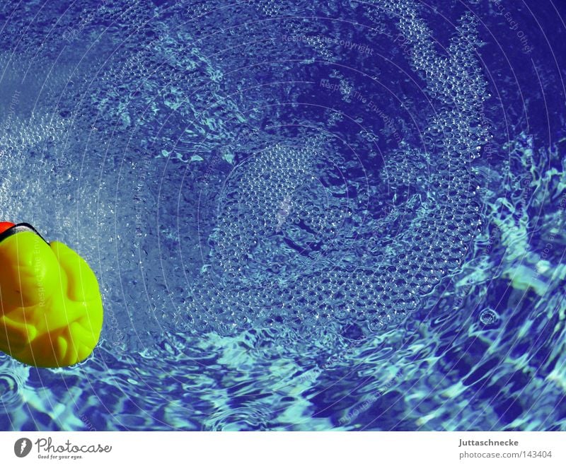 Rubber Duck Badeente Ente Schwimmen & Baden Schwimmbad blau gelb Wasser Spielzeug Kindheit Spielen Badewanne Freude Sommer Juttaschnecke Im Wasser treiben