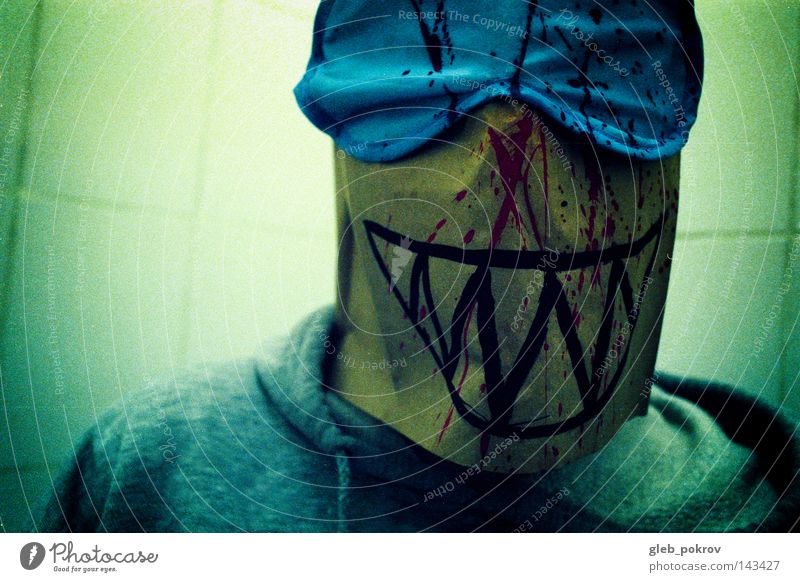 Joker. Mann Kapuze Kopf Licht Lichterscheinung Porträt filmen Kunst Russland Mundschutz Maske Bekleidung Sibirien Angst Panik Mensch Lichtquelle Blitzeffekt
