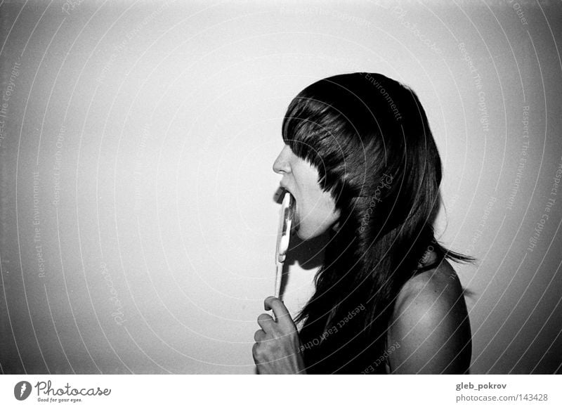 Beschädigung Schwarzweißfoto Süßwaren Frau Müll Kunst Kunstausstellung Porträt Hand Bonbon Bekleidung Haare & Frisuren Kulisse Licht Lichterscheinung Russland