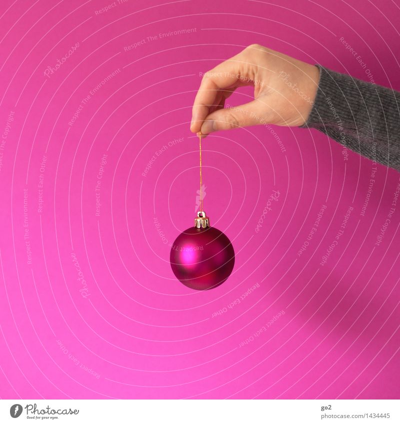 Pinke Weihnachten Weihnachten & Advent Mensch Erwachsene Hand Finger Dekoration & Verzierung Kitsch Krimskrams Christbaumkugel festhalten ästhetisch rosa