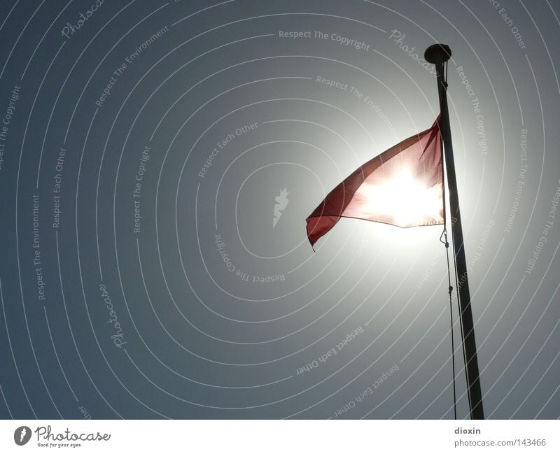 Red Flag Sonne Gegenlicht Fahne rot Verbote Warnhinweis Warnung gefährlich Vorsicht Signal Lebensgefahr ertrinken Rettungsschwimmer Wellengang Strömung Meer