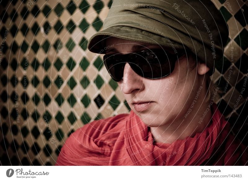 Operation Marrakech Frau Porträt Mütze Baseballmütze Schal Halstuch Sonnenbrille Brille Wand Mosaik Naher und Mittlerer Osten Marokko Agent Spitzel Kennwort