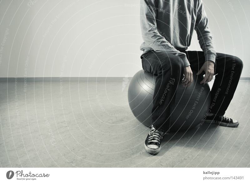 hip hüpfen springen Sprungbein Gummi Turnen Aktion Spielen Gesundheit Hochsprung Luft rund grau schwarz weiß Mann Mensch Bewegung Raum Muskulatur