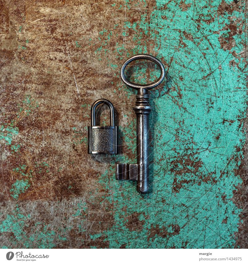 Ein ungleiches Paar im Q-Format: kleines Schloss mit großem Schlüssel auf rostigen Metall Arbeit & Erwerbstätigkeit Beruf Handwerker Arbeitsplatz Baustelle