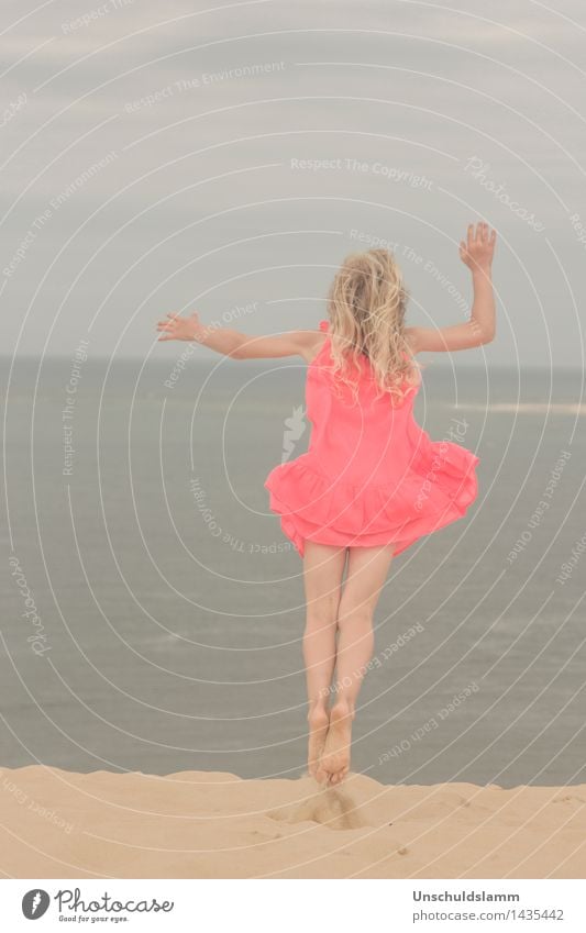 Fliegen lernen Lifestyle Spielen Sommer Strand Meer Mensch Kind Mädchen Kindheit Leben 3-8 Jahre Natur fliegen springen blau orange Gefühle Glück ästhetisch