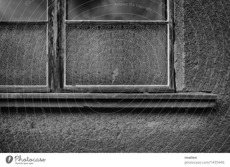 die alte Hutfabrik Stadt Menschenleer Haus Gebäude Architektur Mauer Wand Fenster dunkel schwarz weiß Fensterbrett Kitt Strukturwandel Himmel (Jenseits)