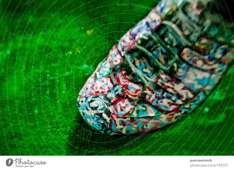 Kunstschuh Schuhe Farbstoff Freude Makroaufnahme Nahaufnahme Dekoration & Verzierung Leinwand Blaurot lustig streichen Farbe