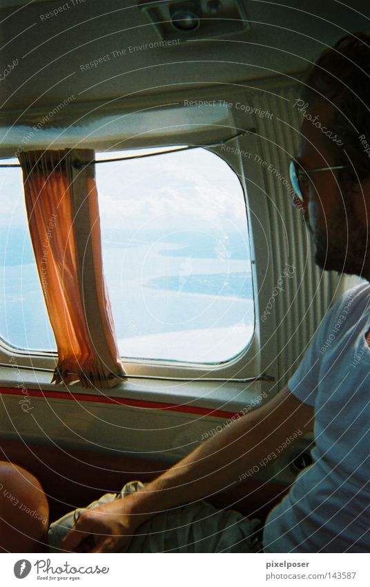 Beachcraft to Salvador Flugzeug Fenster Vorhang Meer T-Shirt orange schlechtes Wetter fliegen Kleinflugzeug Sommer