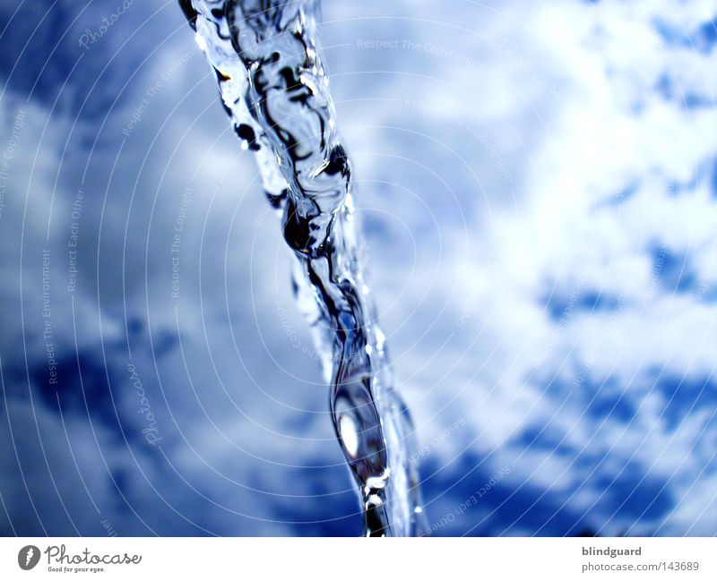 Strichweise Regen Wasser Trinkwasser Strahlung Himmel Wolken Verzerrung Reflexion & Spiegelung Lichtbrechung frisch Erfrischung Sommer Schlauch Wasserstrahl