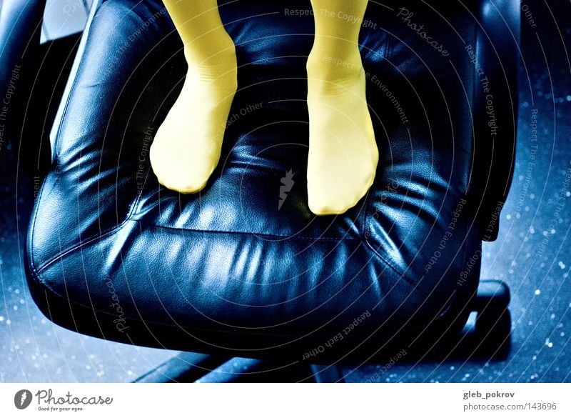 gelbe Leichen im Büro. Beine Kulisse Russland Sibirien Mensch Bekleidung schwarz Stuhl Haut Strumpfhose Hintergrundbild Beschleunigung Pokrow Freudentaumel