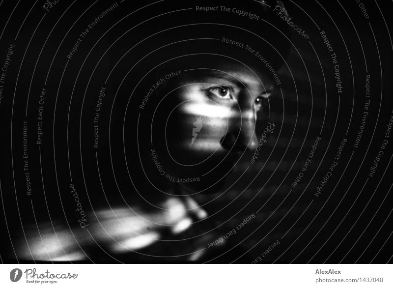 900 | Schwarzweiß- Bild einer jungen Frau, die in Streiflicht durch eine Jalousie beleuchtet raus schaut Junge Frau Jugendliche Auge 18-30 Jahre Erwachsene