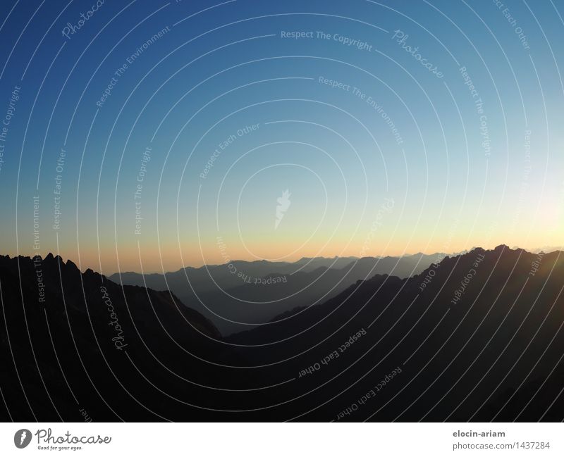 Der frühe Vogel Natur Landschaft Himmel Sonnenaufgang Sonnenuntergang Sommer Alpen Berge u. Gebirge wandern blau gold Dämmerung Farbfoto Außenaufnahme