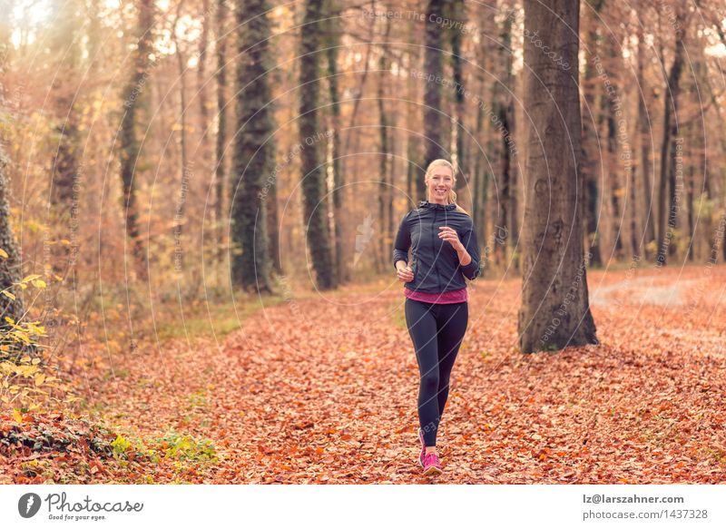 Junge Frau des hübschen Sitzes, die im Waldland rüttelt Diät Lifestyle Körper Gesicht Sport Joggen Erwachsene Natur Herbst blond Fitness Lächeln frisch