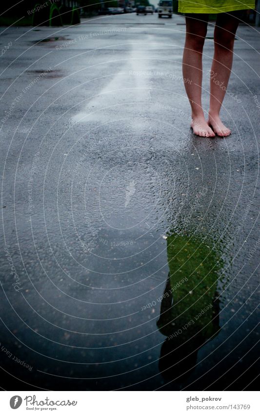 flüssige Beine. Asphalt Flüssigkeit Regen Straße Schlick Russland Sibirien Mensch Bekleidung Pokro Freudentaumel