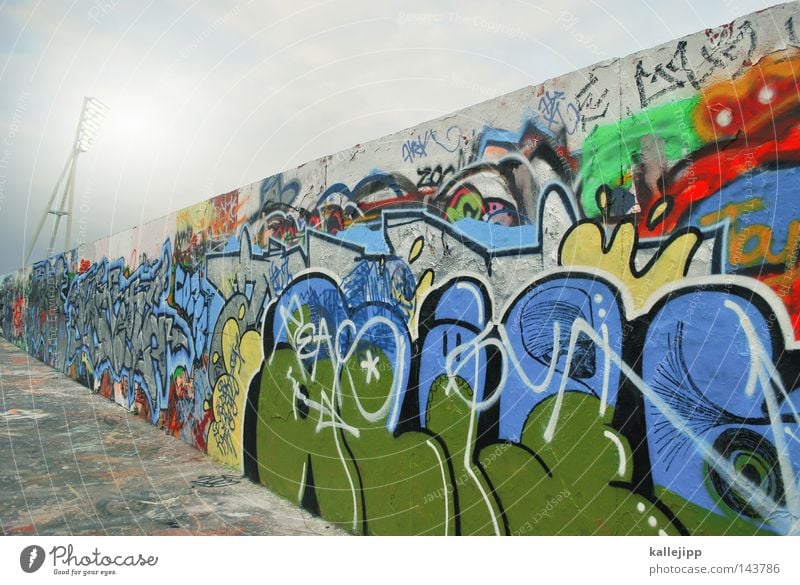 wand-alismus Wand Mauer Berlin Prenzlauer Berg Berliner Mauer Graffiti Aufschrift Stadion Flutlicht Spielen Veranstaltung sprühen Tagger Kultur Szene Lifestyle