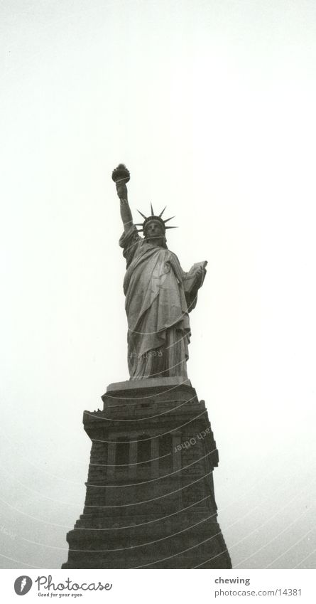 FreiheitsStatue New York City USA Schwarzweißfoto Freiheitsstatue Skulptur Wahrzeichen Attraktion Sehenswürdigkeit Freisteller Textfreiraum oben Gerechtigkeit