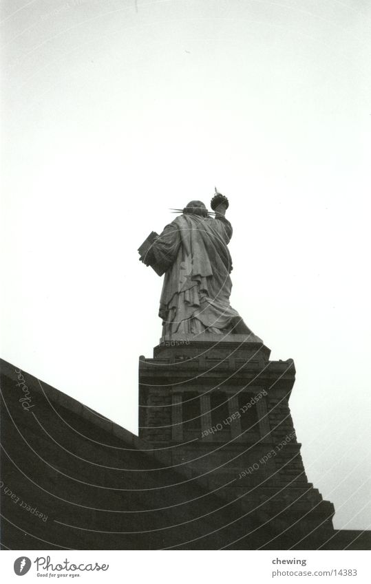 FreiheitsStatue von hinten New York City USA Schwarzweißfoto Freiheitsstatue Froschperspektive Rückansicht Freisteller Skulptur Wahrzeichen Attraktion