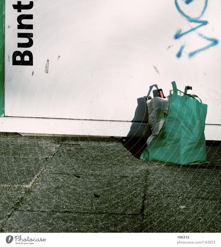 BUNT. mehrfarbig Glas Altglas Fass wegwerfen Schatten Graffiti Tag grün weiß Strukturen & Formen Recycling Beutel Müll Gewicht nutzlos wertlos Feste & Feiern