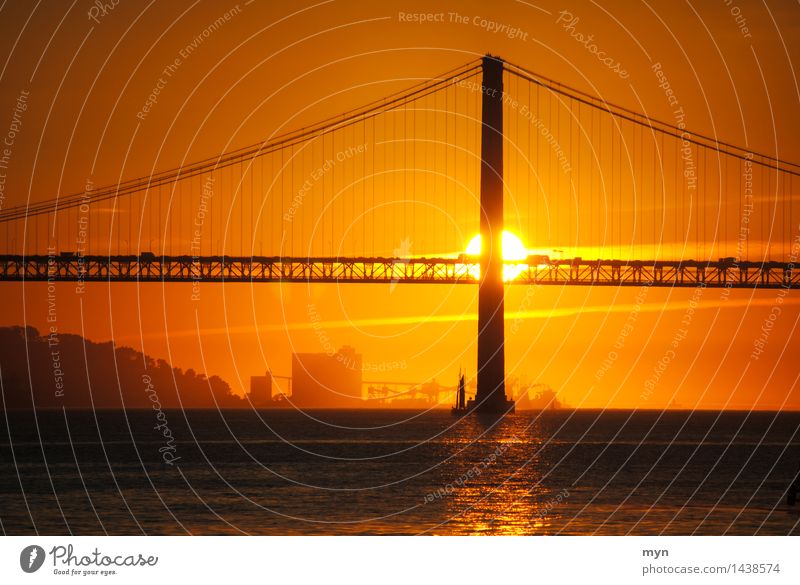 Ponte 25 de Abril, Lissabon Portugal Brücke Sehenswürdigkeit Wahrzeichen Ferien & Urlaub & Reisen Wärme orange Stimmung Warmherzigkeit schön ruhig Zukunftsangst