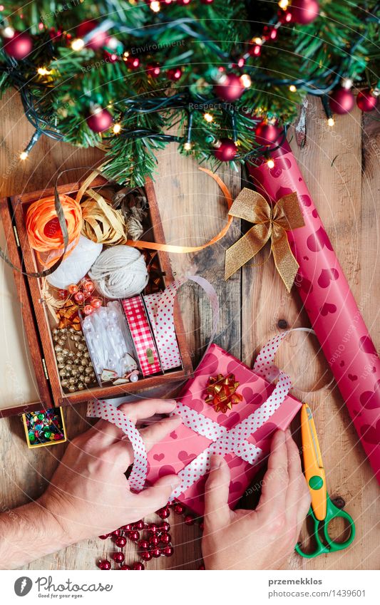 Weihnachtsgeschenke einpacken und dekorieren Dekoration & Verzierung Weihnachten & Advent Handwerk Schere Mann Erwachsene Baum Accessoire Papier Holz Ornament