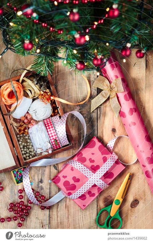 Weihnachtsgeschenke einpacken und dekorieren Dekoration & Verzierung Weihnachten & Advent Handwerk Schere Baum Accessoire Papier Holz Ornament Schnur Tradition