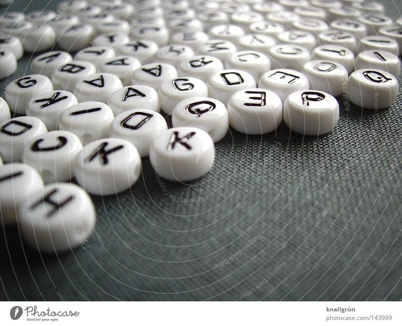 Alphabet Lateinisches Alphabet Buchstaben Großbuchstabe weiß schwarz grau rund Perle Wort schreiben Gedanke Schriftzeichen obskur Letter Buchstabenperlen