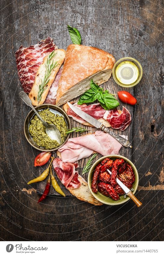 Italienische Fleisch- Platte mit Antipasti und Ciabatta-Brot Lebensmittel Wurstwaren Gemüse Kräuter & Gewürze Öl Ernährung Büffet Brunch Picknick