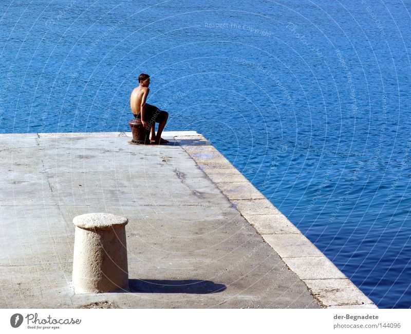 Das Warten Wasser Steg Anlegestelle blau Junger Mann warten Langeweile ruhig abgelegen Poller Schatten Sonnenaufgang Morgen Mensch Meer Mittelmeer Kroatien