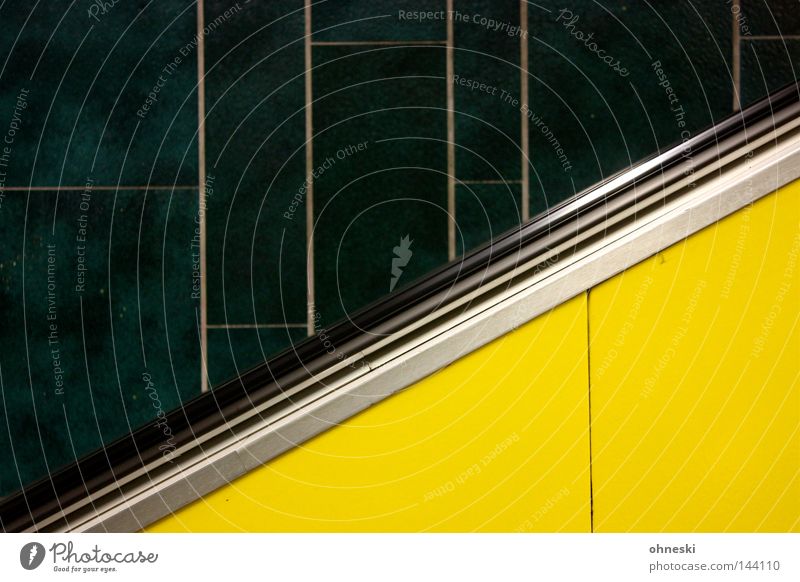 Jamaika-Koalition Kontrast Theater Bahnhof U-Bahn Rolltreppe oben gelb grün schwarz Einsamkeit Farbe unterirdisch Station aufwärts Köln-Ehrenfeld leer graphisch