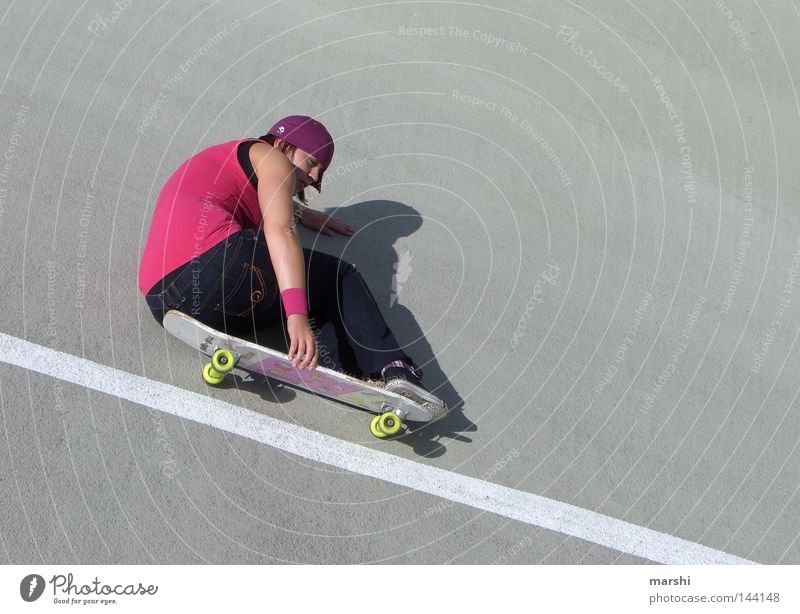 I need speed... Skateboarding Schwung Geschwindigkeit Freizeit & Hobby rosa Stil Kick Sport Körperbeherrschung Beton Straßenkunst Gefühle grinsen gefährlich