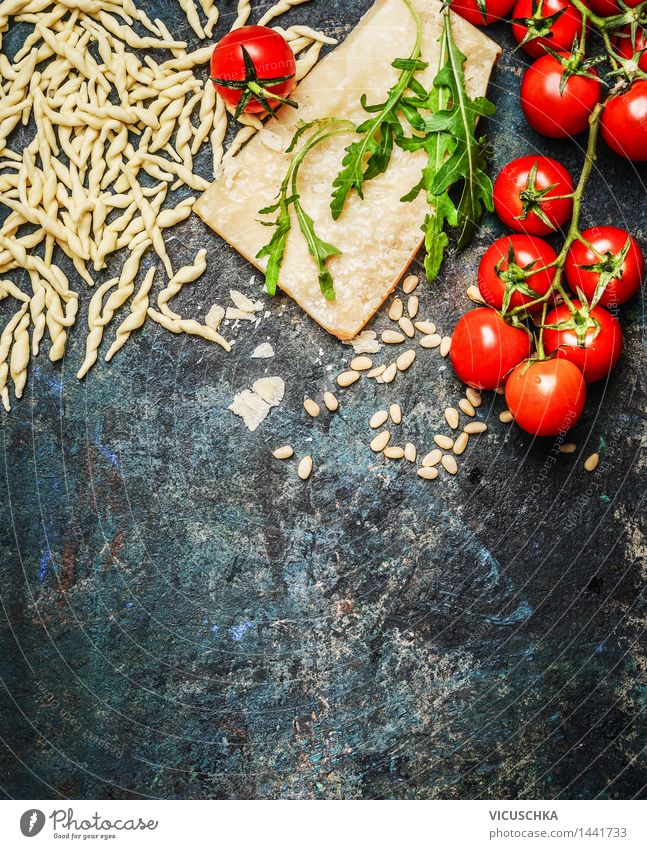 Frische Pasta mit Tomaten , Parmesan und Rucola Lebensmittel Käse Gemüse Teigwaren Backwaren Ernährung Mittagessen Abendessen Büffet Brunch Bioprodukte