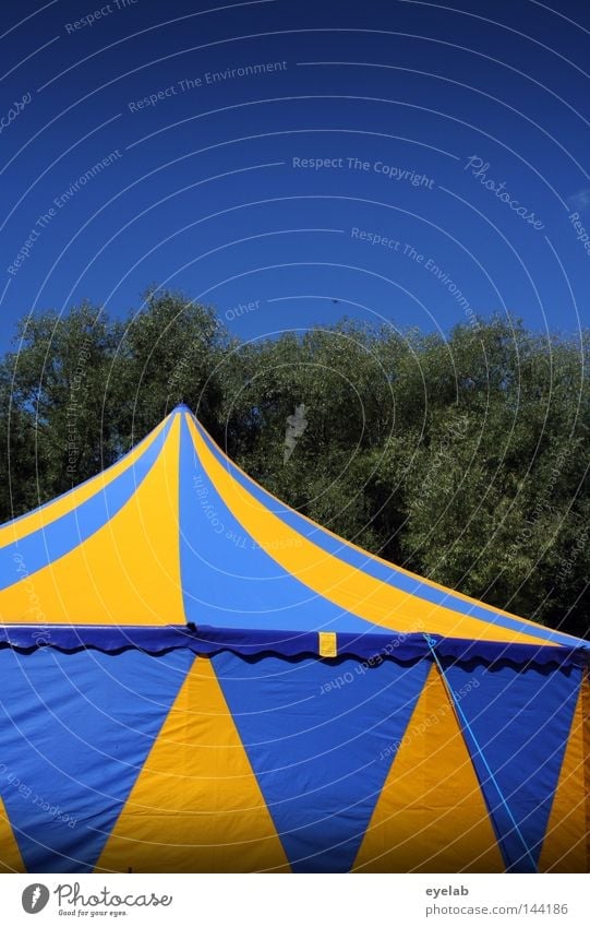 Schweden - Camping (2) Zelt schlafen Zirkus Zirkuszelt Veranstaltung Bierzelt Einnäher Information Streifen gelb blau-gelb Sommer Dach Ecke Konstruktion