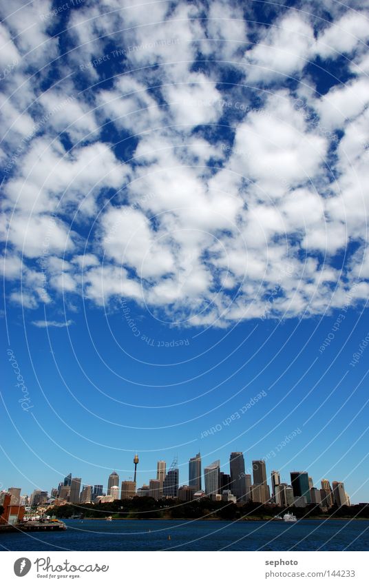 Sydney unter Wolken Australien Wetter UFO Himmel Hochhaus Kaltfront Wolkenband weiß Leidenschaft Stadt Niedergang Apokalypse Neuseeland Angriff untergehen