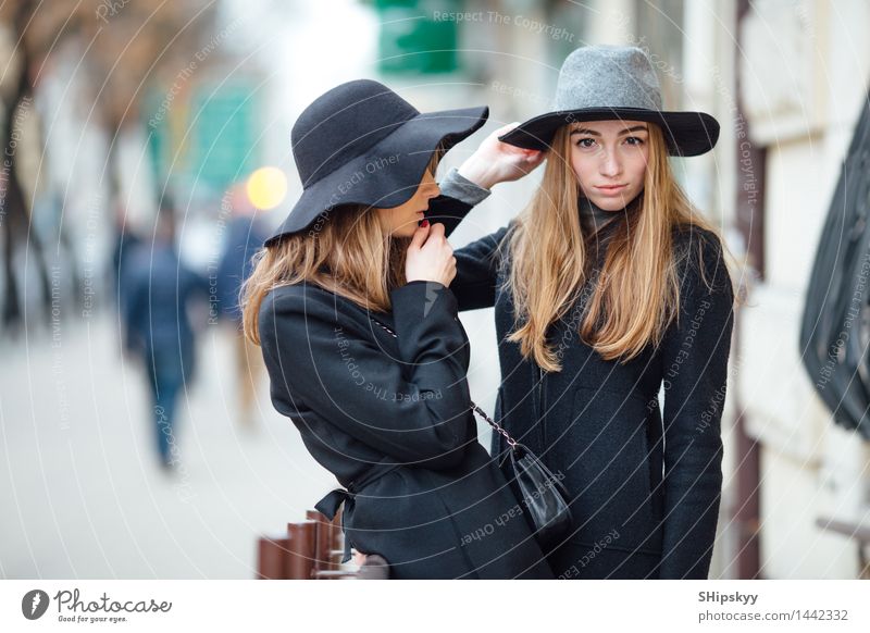Zwei Mädchen, die auf der Straße stehen und sprechen Junge Frau Jugendliche Geschwister Freundschaft Leben Gesicht 2 Mensch 18-30 Jahre Erwachsene Bekleidung